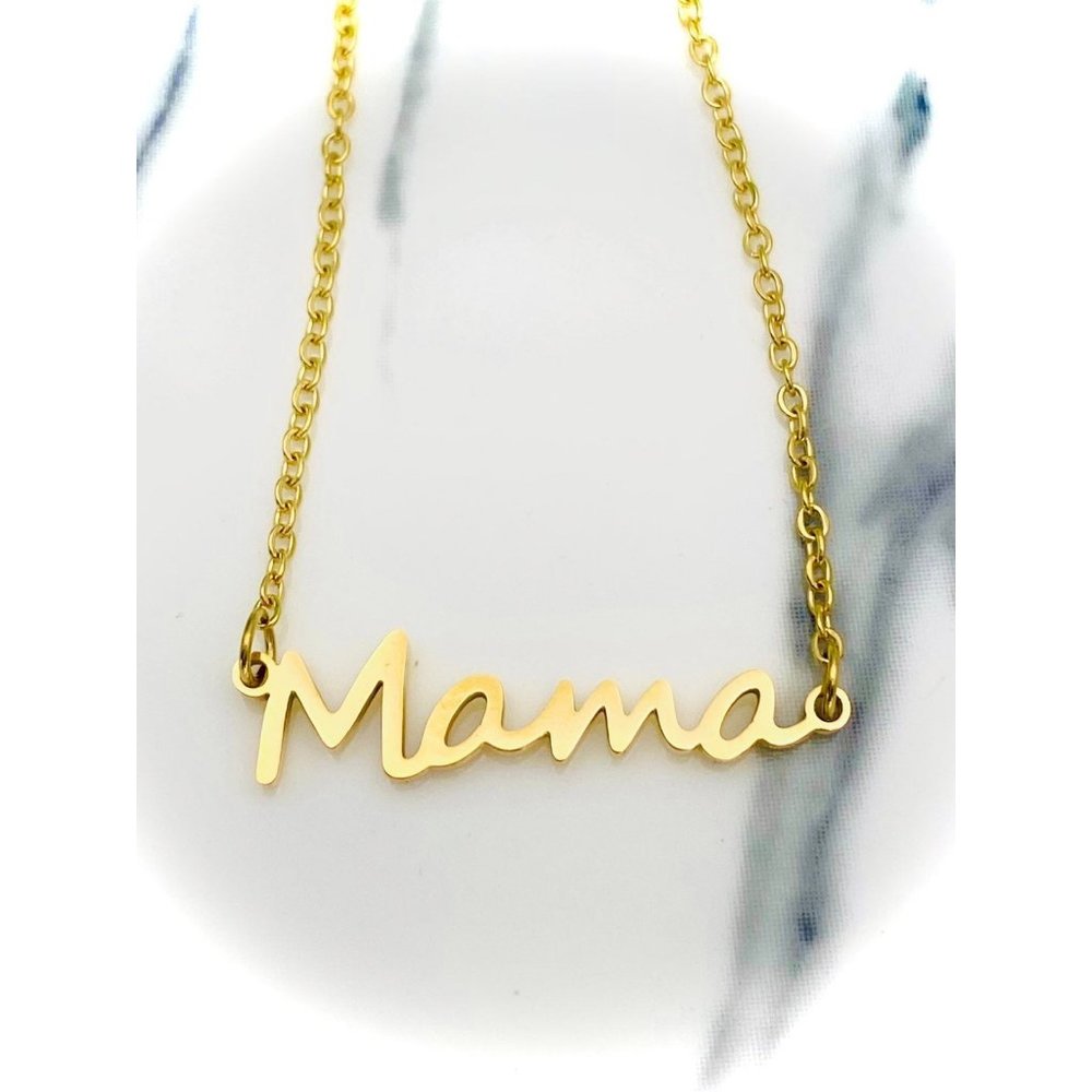 Mama necklace in gold